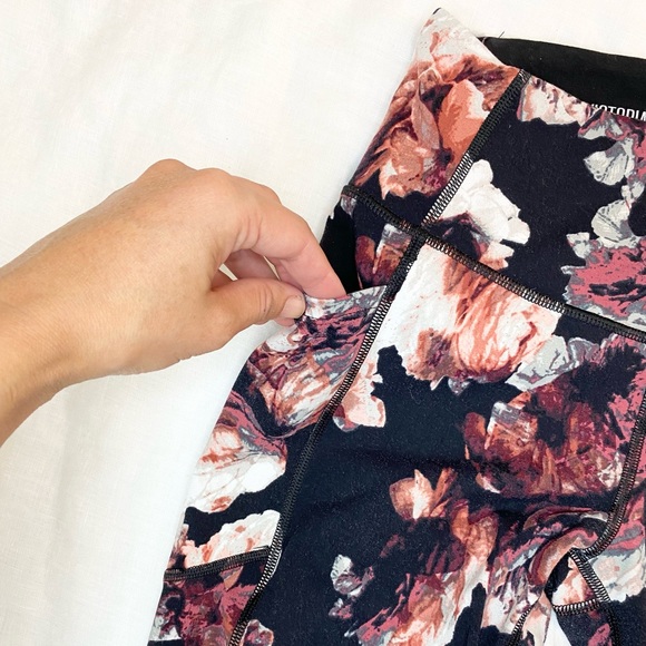 Victoria’s Secret Sport Black Rose Tease Floral Knockout Leggings Yoga Pants - Picture 8 of 13